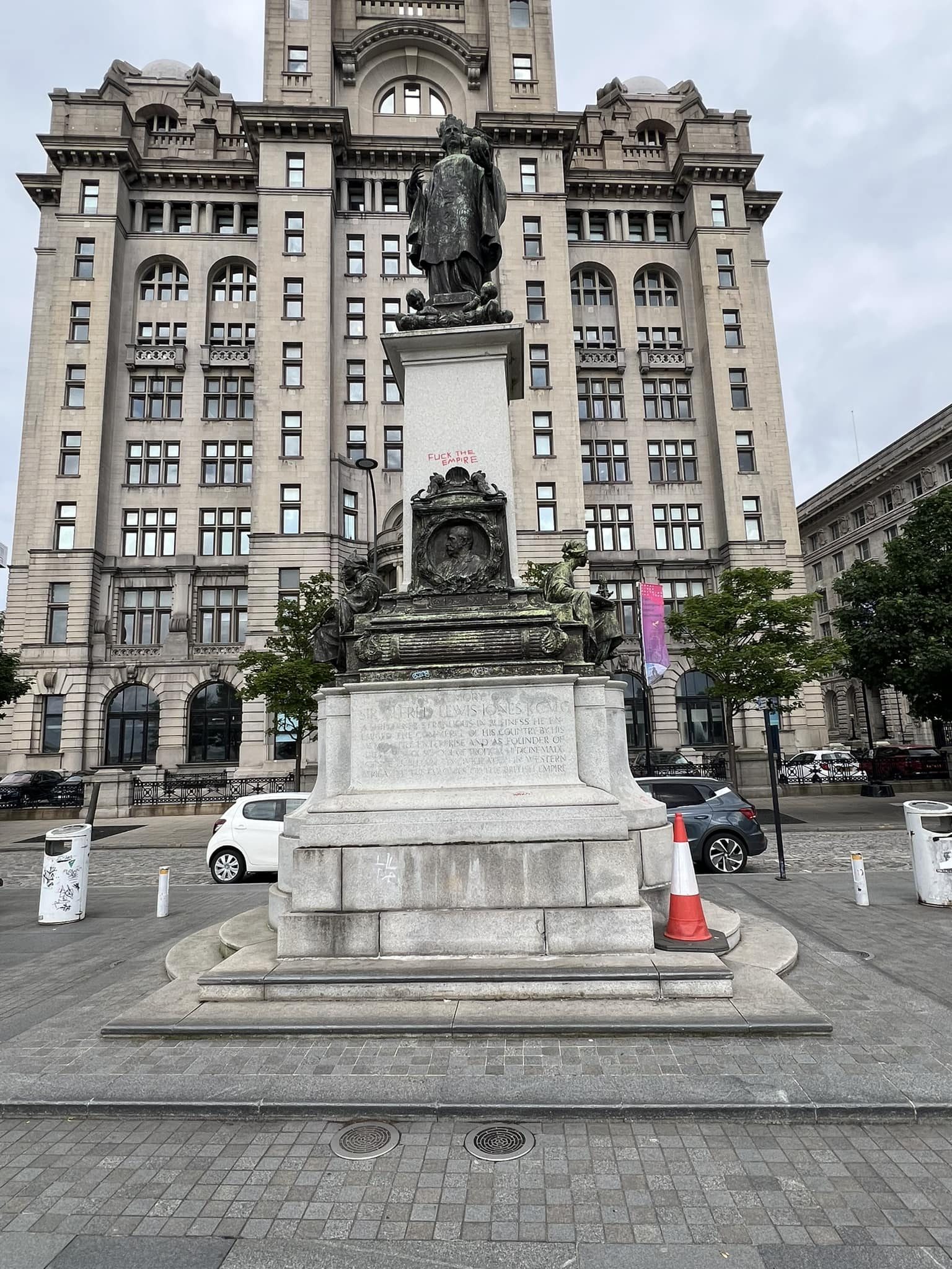 Memorial of Sir Alfred Lewis Jones, Liverpool - 01.jpg